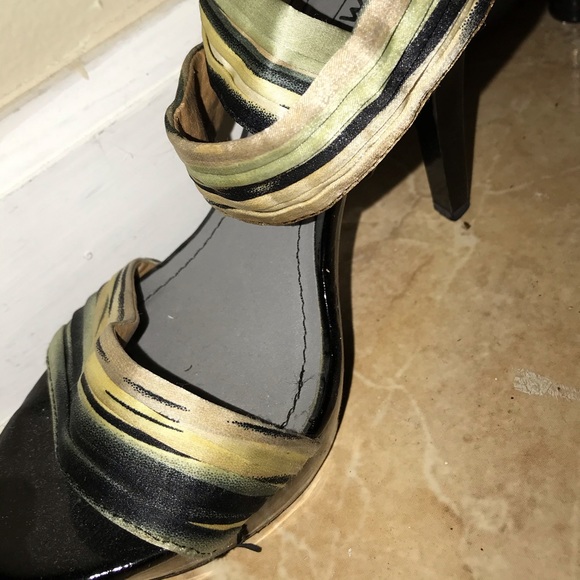 Really cute ankle strap Ombre heels! - Picture 3 of 4